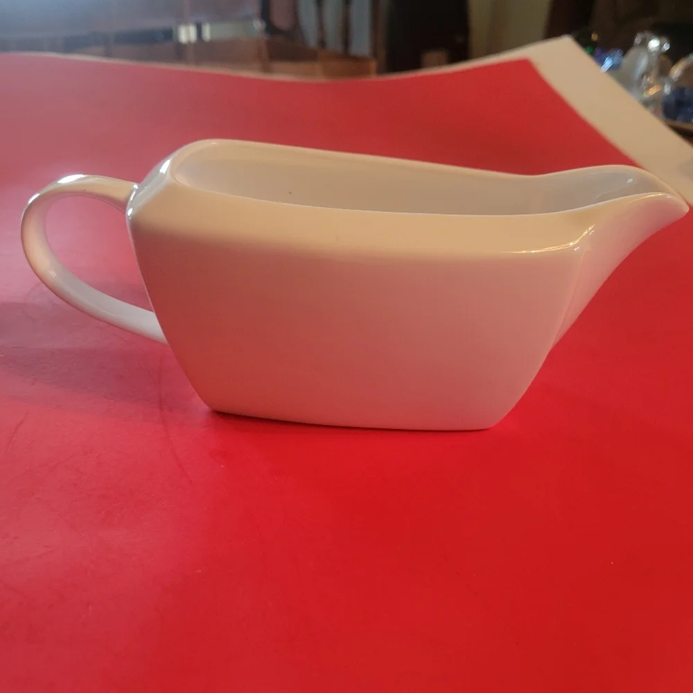 Elegant White Gravy Boat - Picture 1 of 6